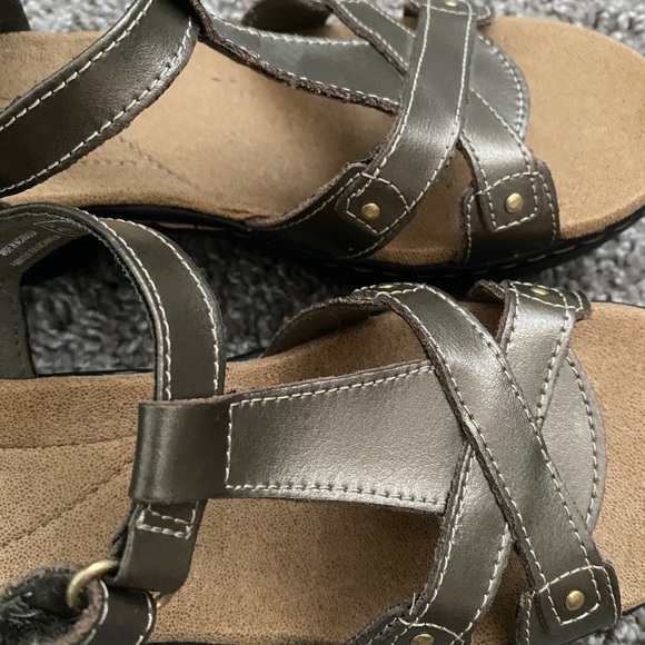 Clark’s Sandals - size 7 - Picture 4 of 6